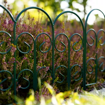 Mały płotek w ogrodzie